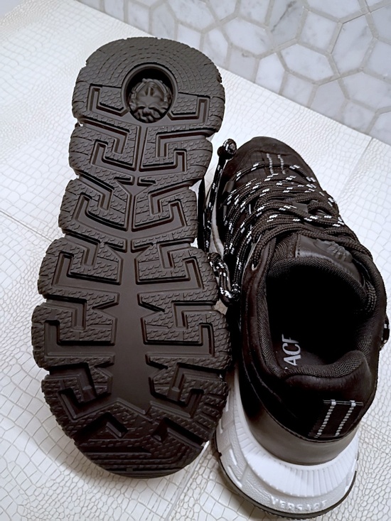 Rare  Brand New Classic Elegant Versace Trigreca Black Sneakers Size 40 EU main image 10